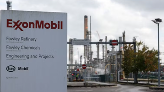 Nhà máy lọc dầu của Tập đoàn dầu khí ExxonMobil. 