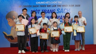 Ban giám khảo trao giải cho những thí sinh xuất sắc