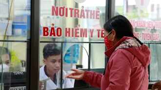 Người dân huyện Văn Chấn (Yên Bái) đăng ký khám, chữa bệnh bằng thẻ bảo hiểm y tế tại Trung tâm Y tế huyện.