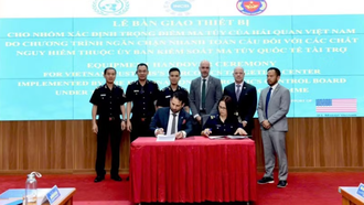 Lễ bàn giao thiết bị cho Nhóm xác định trọng điểm ma túy của Hải quan Việt Nam. Nguồn: Công an Nhân dân