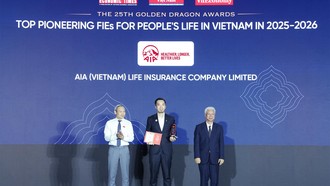 Ông Nguyễn Quang Duy, PTGĐ Marketing và Phát triển Kinh doanh Kênh Đối tác đại diện AIA Việt Nam nhận Giải thưởng Rồng Vàng 2026 từ Ban tổ chức.
