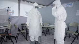 Nhân viên y tế làm việc tại khu vực điều trị cho bệnh nhân nhiễm Ebola.