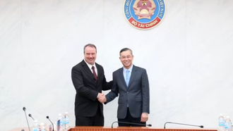Bộ trưởng Bộ Tài chính Ngô Văn Tuấn tiếp Đại sứ Rick Switzer.