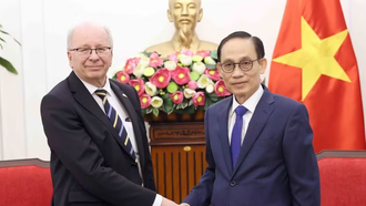 Bộ trưởng Bộ Ngoại giao Lê Hoài Trung tiếp Quốc vụ khanh Bộ Ngoại giao Thụy Điển Dag Hartelius. 