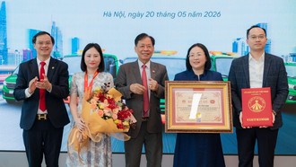 Ông Thang Văn Phúc, Nguyên Thứ Trưởng Bộ Nội Vụ ,Chủ tịch TW Hội Kỷ lục Gia Việt Nam trao bằng xác lập kỷ lục cho đại diện VETC.