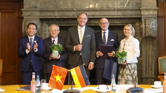 Lãnh đạo Bệnh viện Quân y 175 và Thị trưởng thành phố Leipzig tặng quà lưu niệm cho những cá nhân có thành tích nổi bật trong việc thúc đẩy quan hệ hợp tác hai bên. 