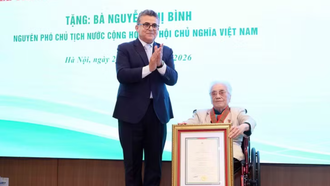 Đại sứ đặc mệnh toàn quyền Nhà nước Palestine tại Việt Nam Saadi Salama trao tặng Huân chương "Ngôi sao Công trạng" của Nhà nước Palestine cho nguyên Phó Chủ tịch nước Nguyễn Thị Bình. 