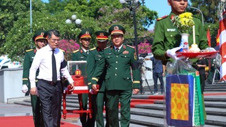 Thủ tướng Lê Minh Hưng truy điệu hài cốt liệt sỹ quân tình nguyện và chuyên gia Việt Nam tại Nghĩa trang liệt sỹ Quốc gia Đường 9 (Quảng Trị).