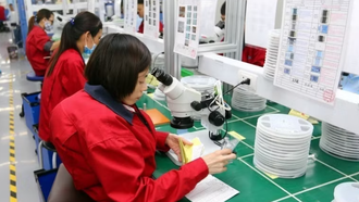 Lao động khuyết tật làm việc trong dây chuyền sản xuất cùng với những công nhân bình thường khác tại Công ty TNHH Điện tử Chilisin Việt Nam.