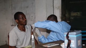 Nhân viên y tế tiêm vaccine phòng Ebola cho người dân tại Bulape, CHDC Congo. 