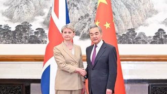 Bộ trưởng Ngoại giao Trung Quốc Vương Nghị và Ngoại trưởng Anh Yvette Cooper chủ trì Đối thoại chiến lược Trung Quốc-Anh lần thứ 11 tại Bắc Kinh. 