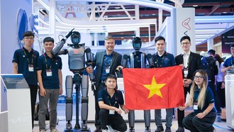 Đội ngũ VinRobotics cùng Tổng Giám đốc Ngô Quốc Hưng (thứ ba từ trái, hàng trên) tại ngày khai mạc Computex Taipei 2026, đánh dấu sự hiện diện của doanh nghiệp công nghệ Việt Nam tại một trong những sân khấu công nghệ lớn nhất thế giới. (Nguồn: VinRobotics)