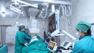 Bác sỹ sử dụng Hệ thống chụp và can thiệp mạch số hóa xóa nền (DSA) hiện đại.