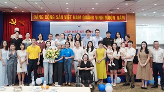 Các thế hệ cựu sinh viên gặp gỡ, chia sẻ tại Lễ Gặp mặt Kỷ niệm 19 năm thành lập Quỹ học bổng Thắp Sáng Niềm Tin
