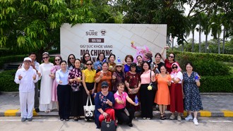 Đoàn Gen 1976 đến tham quan Nhà máy Sữa Việt Nam. Ảnh: Vi Nam