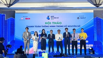 Đại diện PVcomBank nhận Kỷ niệm chương từ Ban Tổ chức Ngày Tài chính số 2026