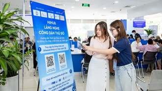 Người dân được hướng dẫn thực hiện thao tác tham gia khảo sát tại cổng khảo sát độc lập HIHUB