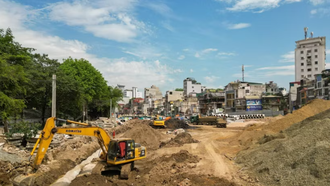 Các đơn vị thi công duy trì hoạt động liên tục cả ngày lẫn đêm tại dự án Vành đai 1 Hoàng Cầu-Voi Phục.