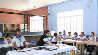 Học sinh lớp Nghiệp vụ nhà hàng K7 - Trường Trung cấp nghề dân tộc nội trú Khánh Vĩnh, Khánh Hòa trong giờ thực hành.