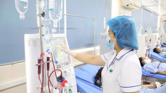 Nhân viên y tế theo dõi sức khỏe cho bệnh nhân.
