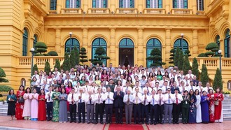 Tổng Bí thư, Chủ tịch nước Tô Lâm chụp ảnh chung với các nhà báo tiêu biểu.