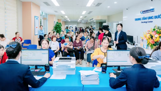 Người dân được tư vấn và thăm khám trong chương trình hỗ trợ phát hiện sớm ung thư tại Bệnh viện Đại học Phenikaa.