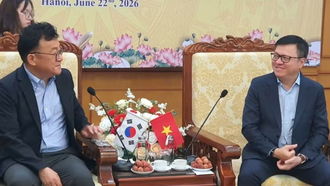 Ông Lê Quốc Minh, Ủy viên Trung ương Đảng, Tổng Biên tập Báo Nhân Dân, Phó Trưởng Ban Tuyên giáo và Dân vận Trung ương, Chủ tịch Hội Nhà báo Việt Nam làm việc với ông Park Jong Hyun (bên trái), Chủ tịch Hội Nhà báo Hàn Quốc. 