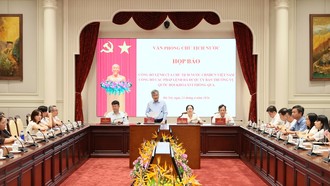 Phó Chủ nhiệm Văn phòng Chủ tịch nước Cấn Đình Tài công bố các Lệnh của Chủ tịch nước