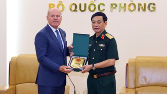 Đại tướng Phan Văn Giang, Ủy viên Bộ Chính trị, Phó Thủ tướng Chính phủ, Bộ trưởng Bộ Quốc phòng và Đại sứ Đặc mệnh toàn quyền Canada tại Việt Nam James Nickel tại buổi tiếp.
