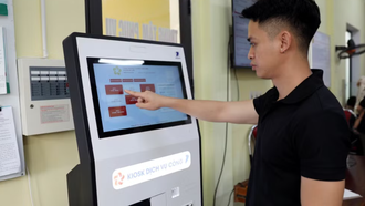 Người dân phường Mỹ Lâm (tỉnh Tuyên Quang) đăng ký thủ tục hành chính qua kiốt dịch vụ công.