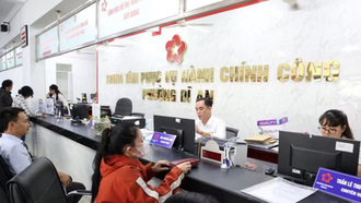 Người dân đến giao dịch tại Trung tâm phục vụ Hành chính công phường Dĩ An, Thành phố Hồ Chí Minh. 