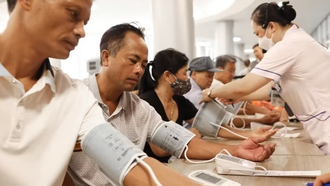 Hoạt động khám chữa bệnh của các y bác sĩ bệnh viện Bạch Mai cơ sở Ninh Bình trong ngày đầu khai trương.
