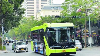 Xe buýt hoạt động tại Hà Nội. 