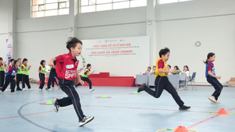 Học sinh tham gia hoạt động giáo dục thể chất. 