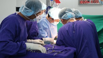 Ê-kíp bác sĩ Vinmec Cần Thơ thực hiện phẫu thuật cắt gan cho người bệnh.