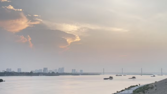 Ngã ba sông Hồng là không gian cảnh quan đặc trưng của Thủ đô, nơi hội tụ các giá trị tự nhiên, lịch sử và văn hóa, tạo nền tảng cho định hướng phát triển đô thị ven sông gắn với bảo tồn và phát huy di sản.