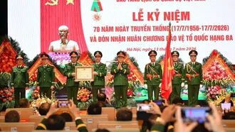 Đại tướng Nguyễn Trọng Nghĩa, Ủy viên Bộ Chính trị, Bí thư Trung ương Đảng, Chủ nhiệm Tổng cục Chính trị QĐND Việt Nam trao Huân chương Bảo vệ Tổ quốc hạng Ba tặng Bảo tàng Lịch sử Quân sự Việt Nam. Ảnh: TTXVN