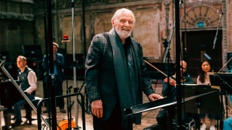 Anthony Hopkins ra mắt đĩa nhạc đầu tay ở tuổi 88, hiện thực hóa giấc mơ sáng tác kéo dài hơn 60 năm.