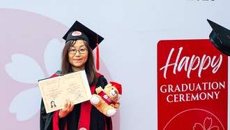 Bà Yagi Noriko trong lễ trao bằng Thạc sĩ tại trường Đại học Việt Nhật, Đại học Quốc gia Hà Nội chiều 18/7