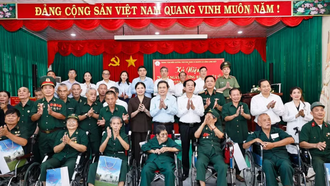 Chủ tịch Quốc hội Trần Thanh Mẫn với đại biểu và thương binh tại Trung tâm điều dưỡng Thương binh và Người có công Long Đất ở ấp Hải Sơn, xã Long Hải, Thành phố Hồ Chí Minh. 