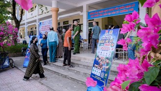 Người dân thuộc đối tượng người có công và khuyết tật đến khám sức khỏe tại địa bàn xã Trường Phú. (Ảnh: CAX Trường Phú)