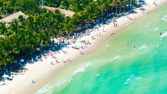 Phú Quốc nổi tiếng với những bãi biển thuộc top đẹp nhất hành tinh như Bãi Kem, Bãi Sao 