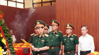 Đại tướng Phan Văn Giang dâng hương tại Nhà tưởng niệm quàn hài cốt các liệt sỹ mới tìm thấy tại công viên Lê Thị Riêng.