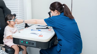 Bác sỹ khám mắt, theo dõi thị lực cho trẻ.