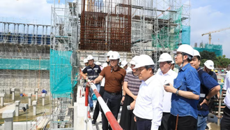 Chủ tịch Ủy ban Nhân dân thành phố Hà Nội Vũ Đại Thắng kiểm tra thực tế tiến độ thi công Dự án Nhà hát Ngọc Trai và Công viên văn hóa nghệ thuật chuyên đề tại phường Tây Hồ.