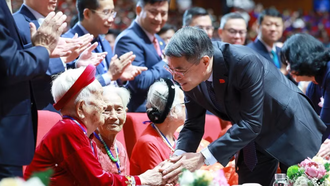Thủ tướng Lê Minh Hưng thăm hỏi các Mẹ Việt Nam Anh hùng dự Hội nghị Tri ân người có công với cách mạng toàn quốc năm 2026.
