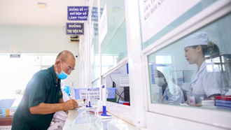 Người dân làm thủ tục khám chữa bệnh bảo hiểm y tế. 