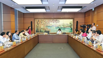 Đoàn đại biểu Quốc hội thành phố Hà Nội thảo luận ở tổ. 