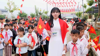 Giáo viên, học sinh Trường Trung học cơ sở Ngọc Chiến, xã Ngọc Chiến, tỉnh Sơn La, hân hoan bước vào năm học mới. 