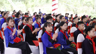 Học sinh trong lễ khởi công trường nội trú.